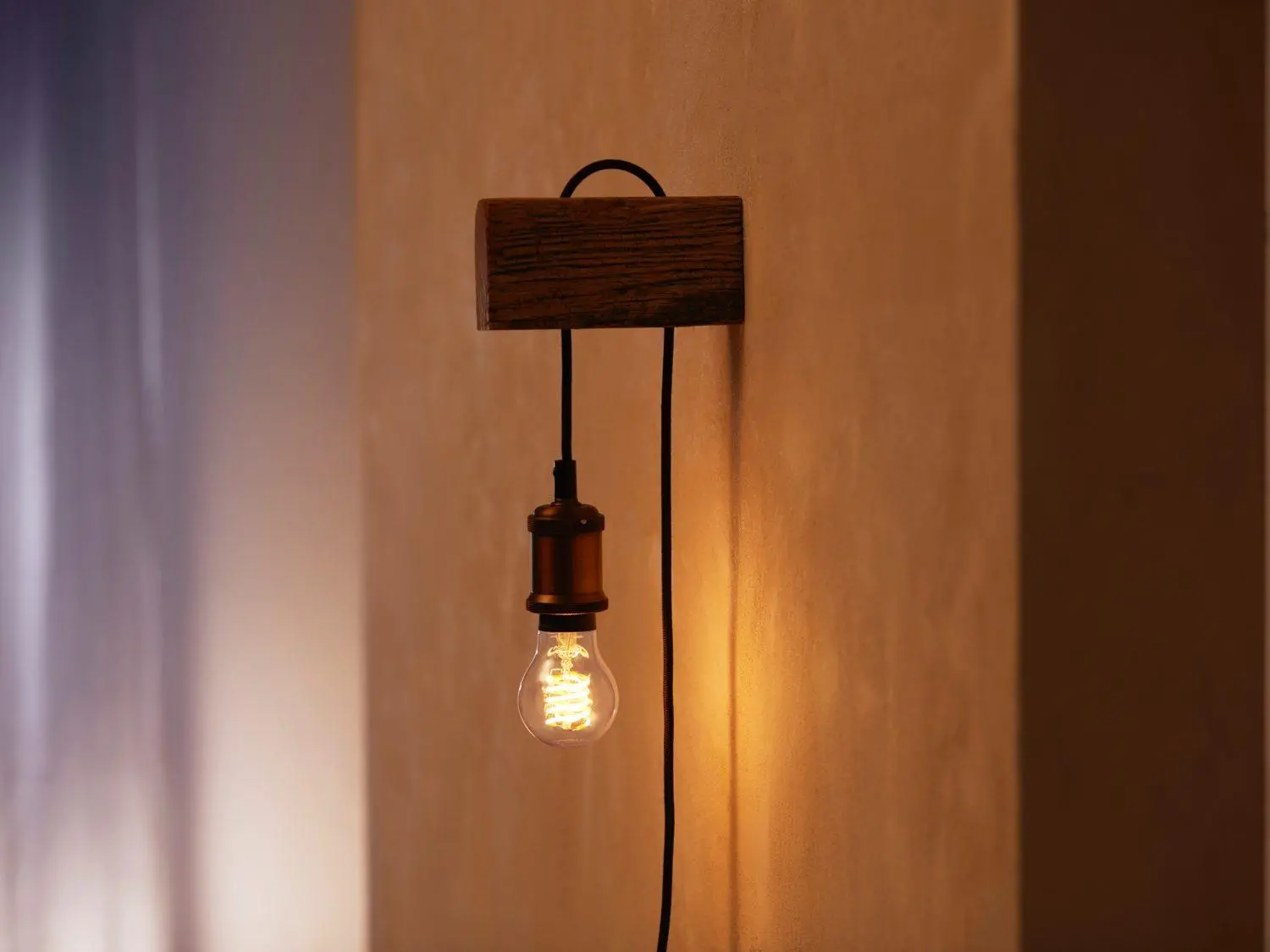 Żarówka LED Philips Hue White Filament A60 E27 1 szt.