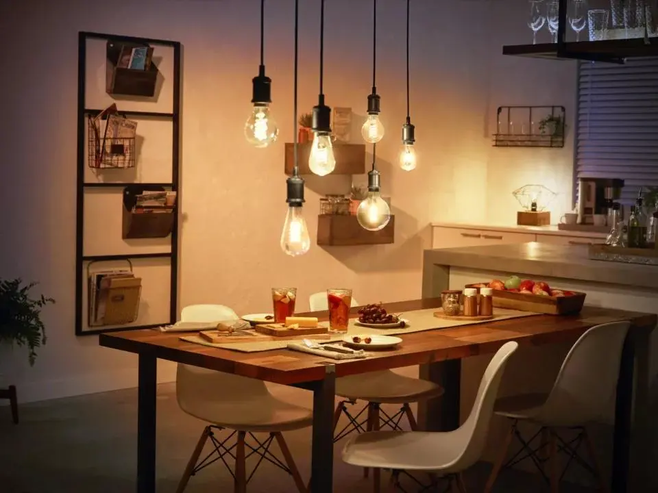 Żarówka LED Philips Hue White Filament A60 E27 1 szt.