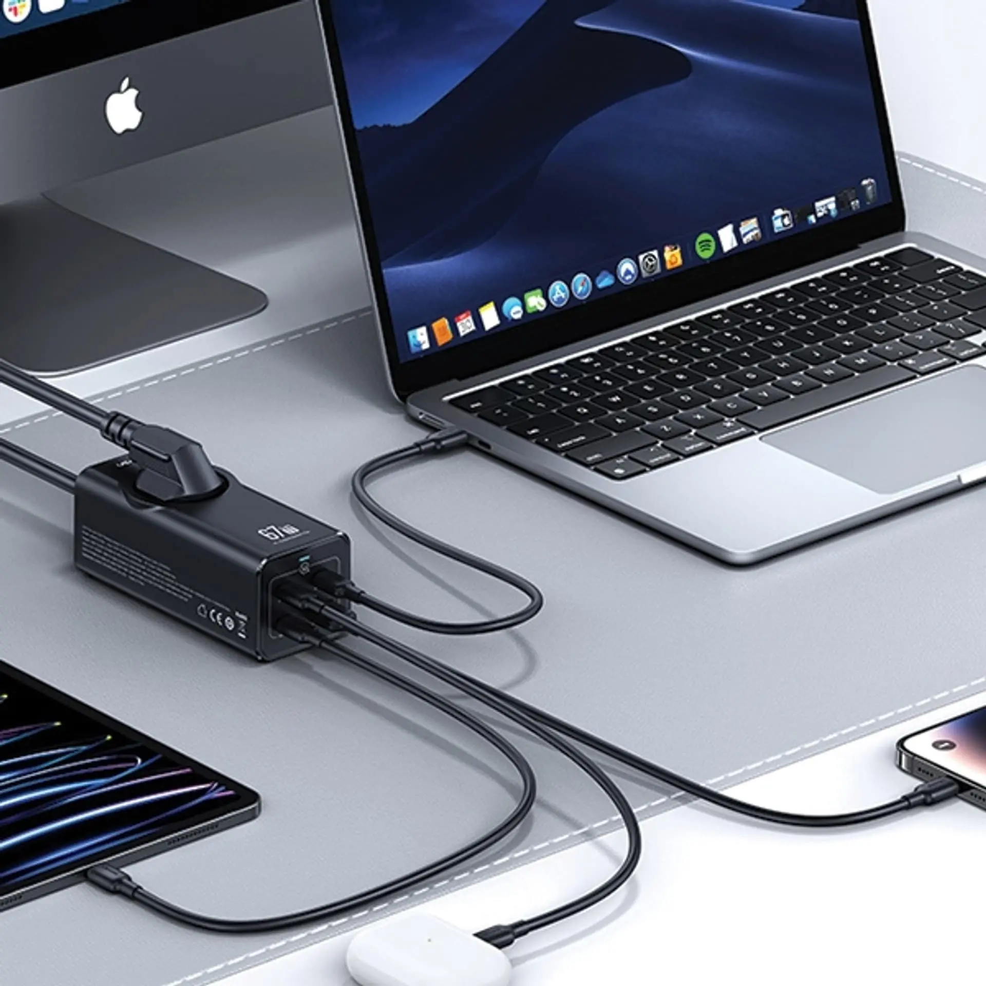 Listwa USAMS CC225TC01 1 gniazdo 3x USB-C 1x USB-A 67W 1,5m Czarny