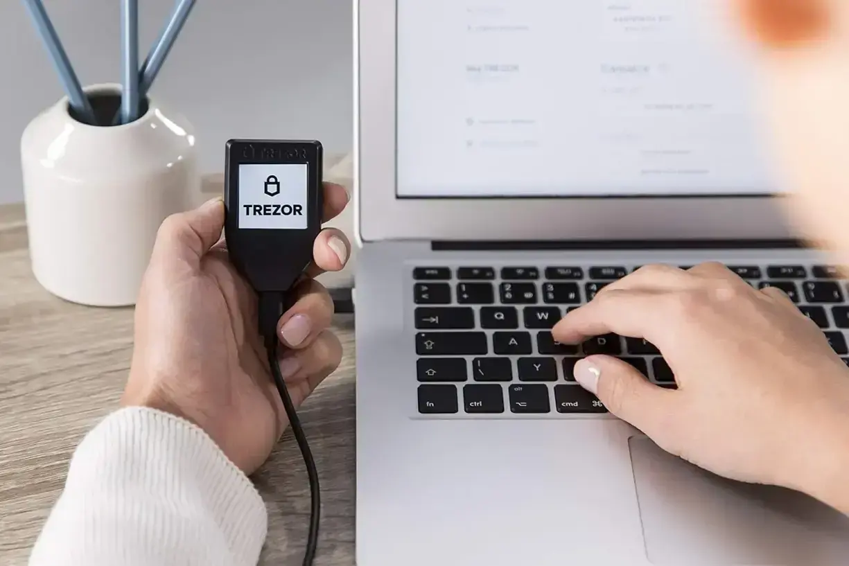 Portfel kryptowalut Trezor Model T Czarny