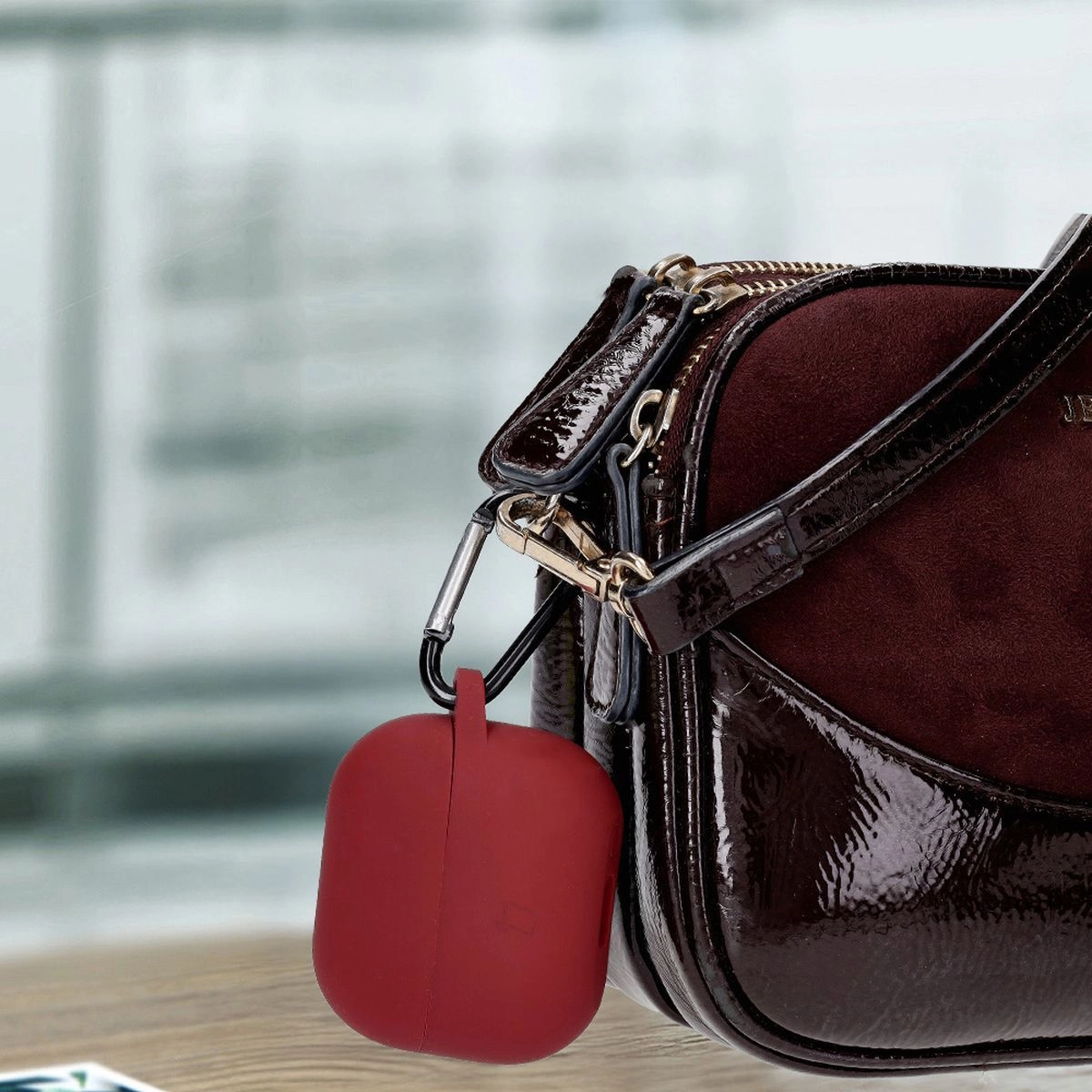 Etui na słuchawki Bizon Silikonowe z karabińczykiem do Samsung Galaxy Buds 3/3 Pro Burgundowy