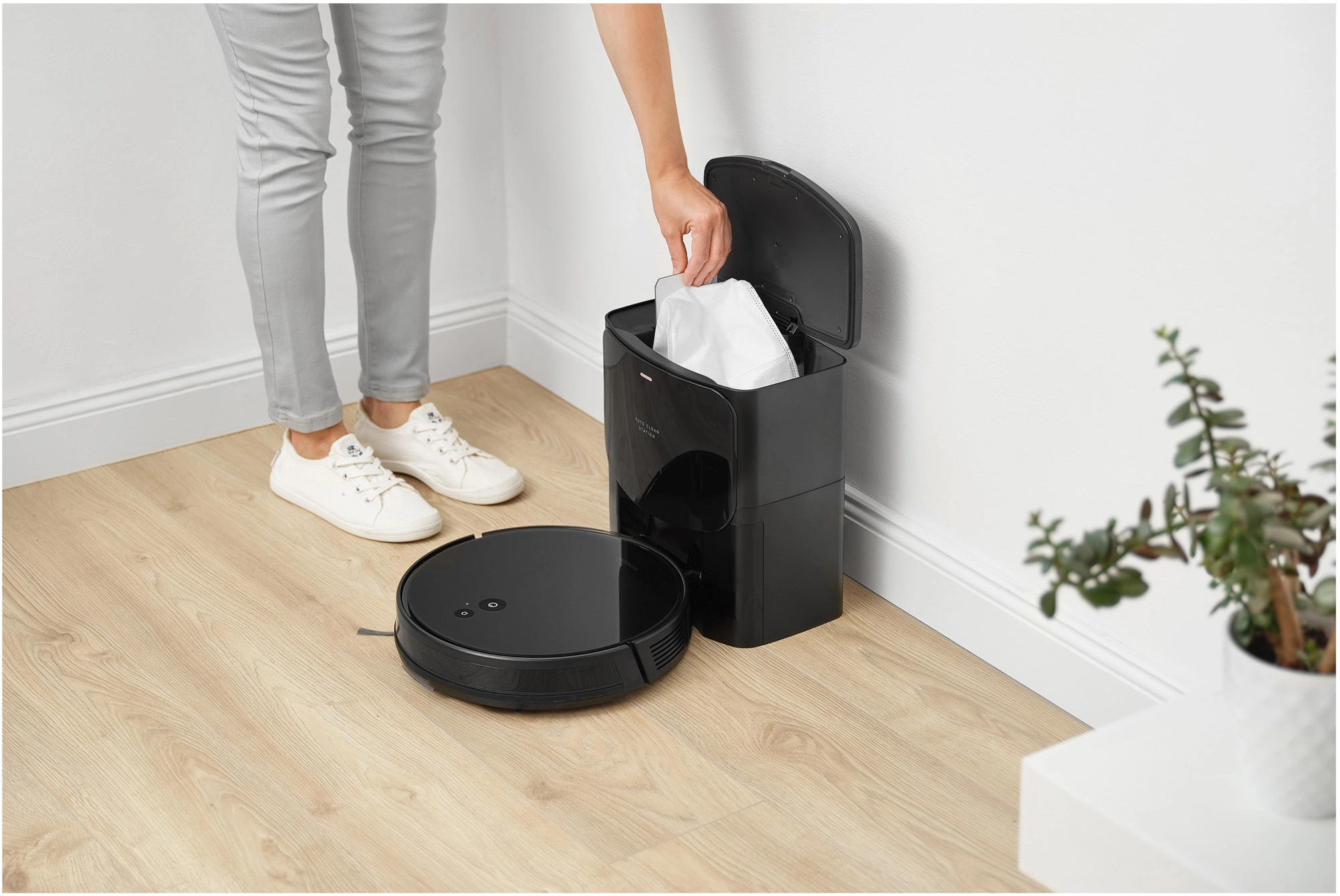 Robot sprzątający Sencor SRV 6485BK Funkcja mopowania Stacja oczyszczająca Tworzenie mapy pomieszczenia 60dB