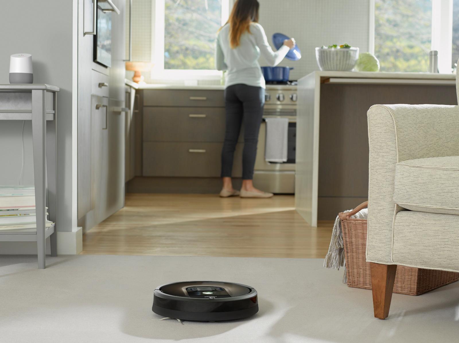Robot sprzątający iRobot Roomba 980 - powrót do bazy i ładowanie