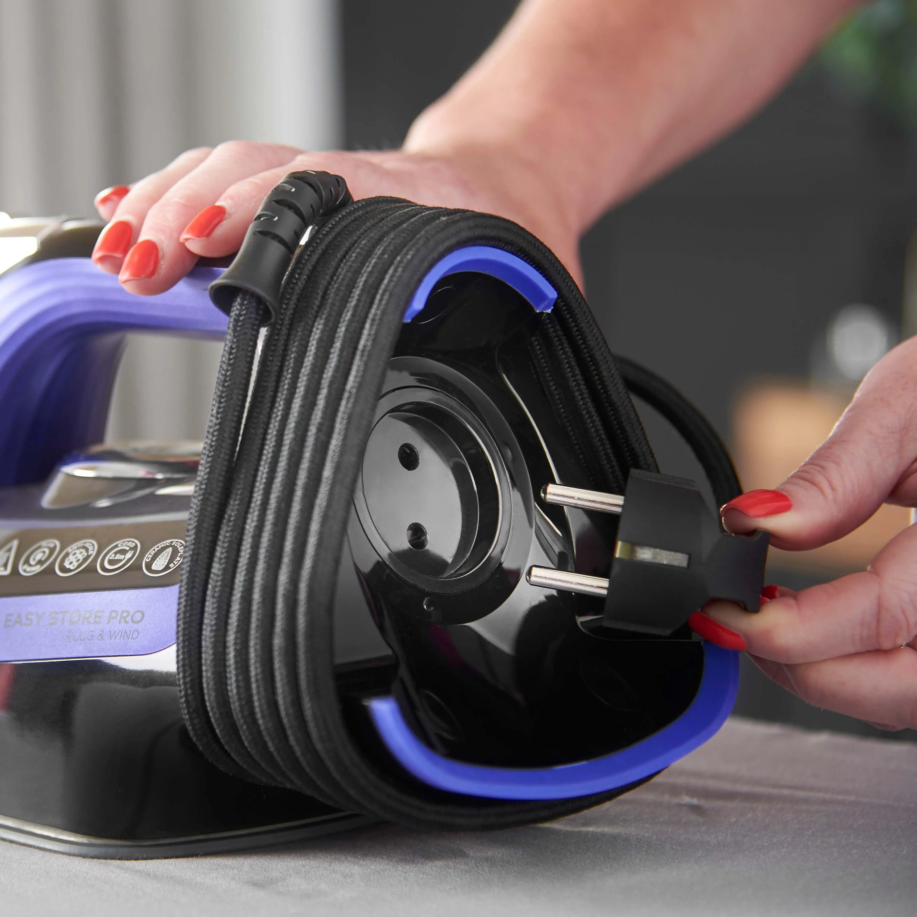 Żelazko Russell Hobbs Easy Store Pro Plug & Wind 26731-56 Ceramic 200g/min