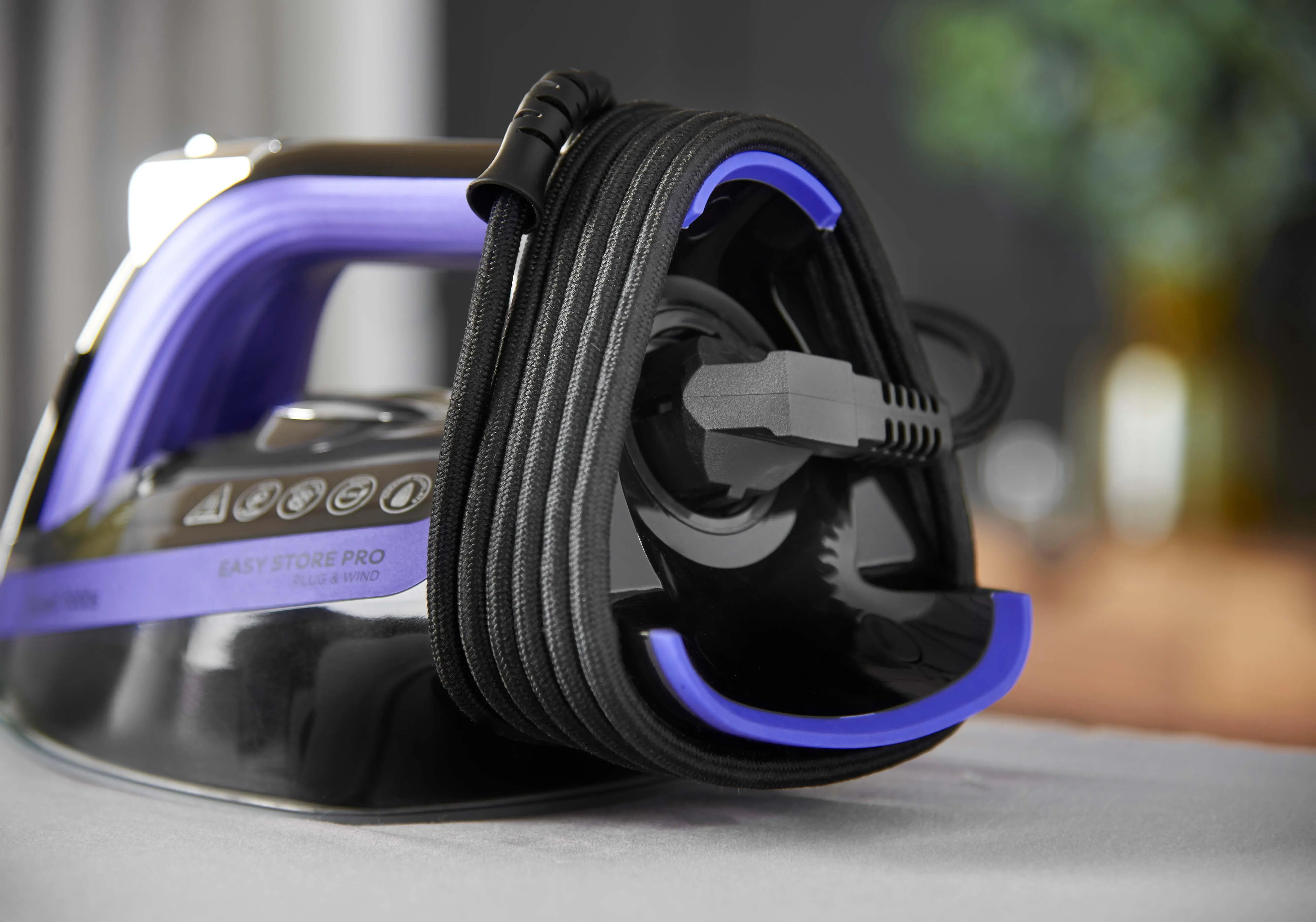 Żelazko Russell Hobbs Easy Store Pro Plug & Wind 26731-56 Ceramic 200g/min