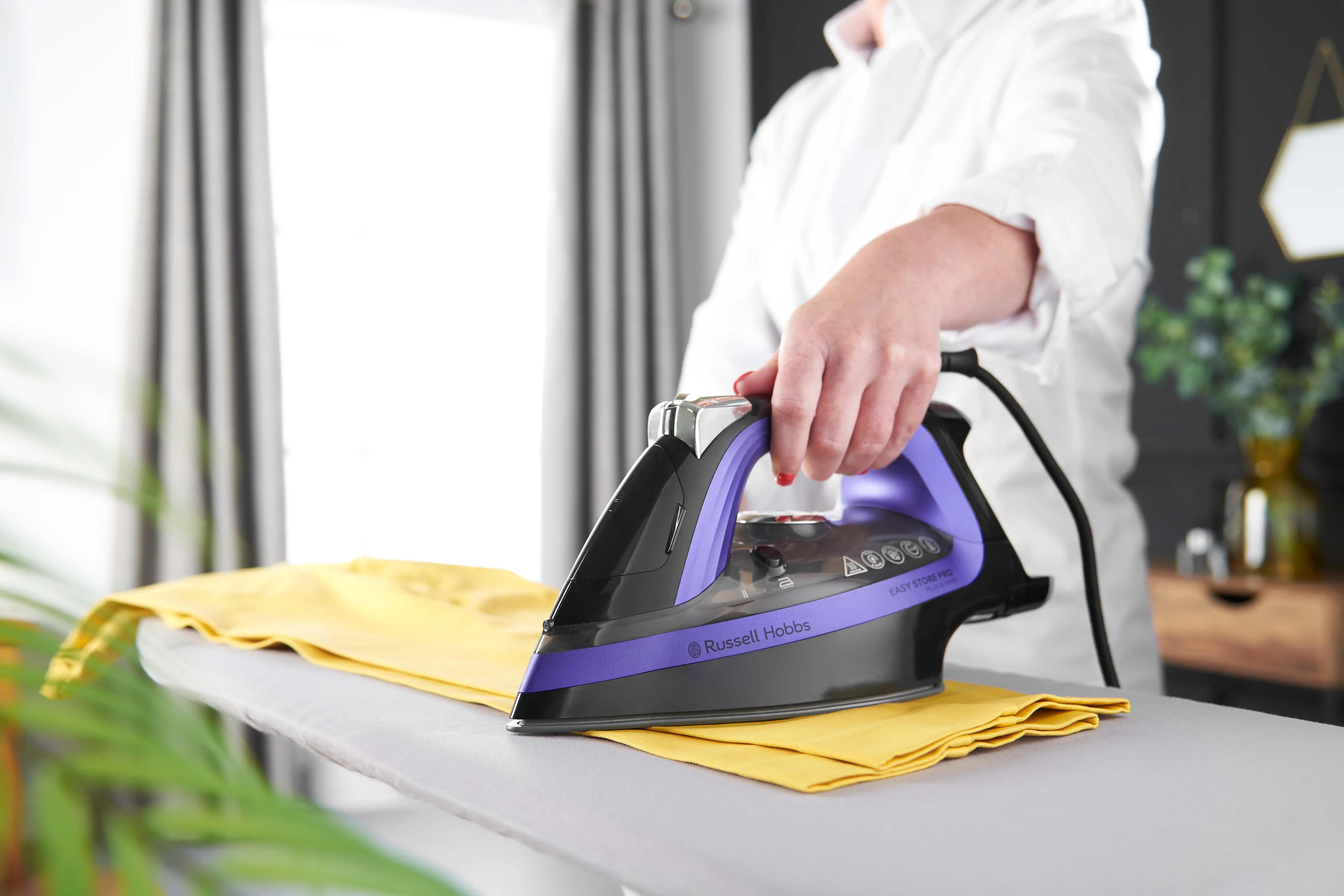 Żelazko Russell Hobbs Easy Store Pro Plug & Wind 26731-56 Ceramic 200g/min
