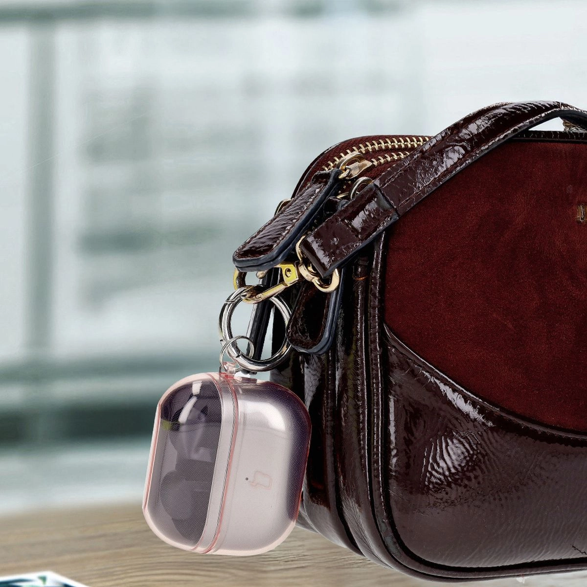 Etui na słuchawki Bizon Elastyczne z karabińczykiem do Samsung Galaxy Buds 3/3 Pro Przezroczysto-różowy