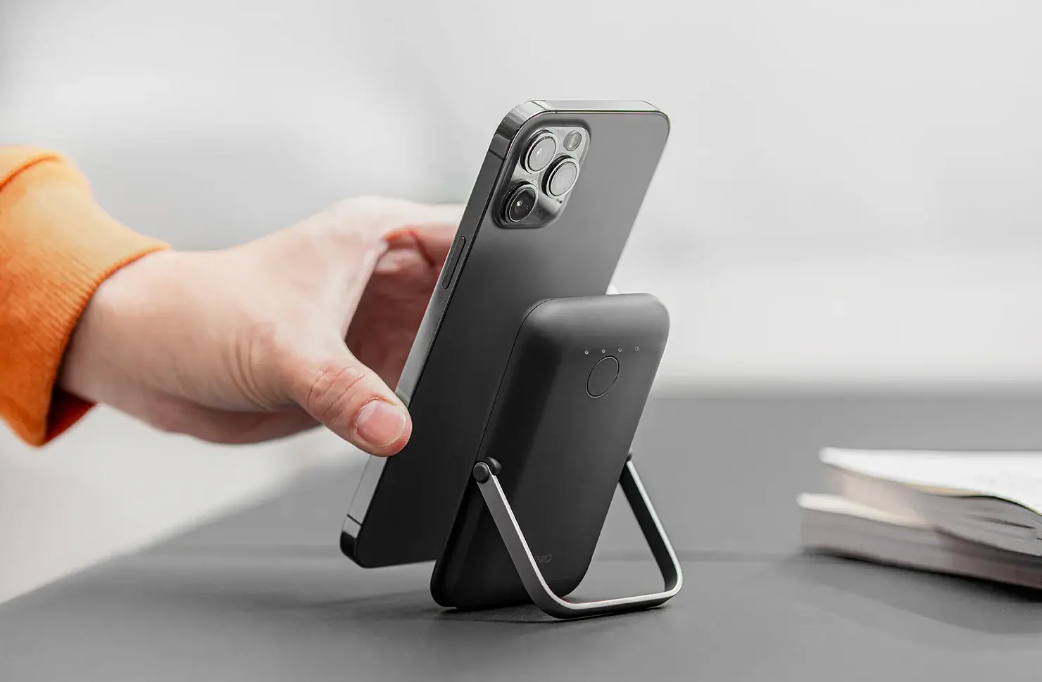 Powerbank UNIQ Hoveo 5000mAh Magnetic 20W Różowy