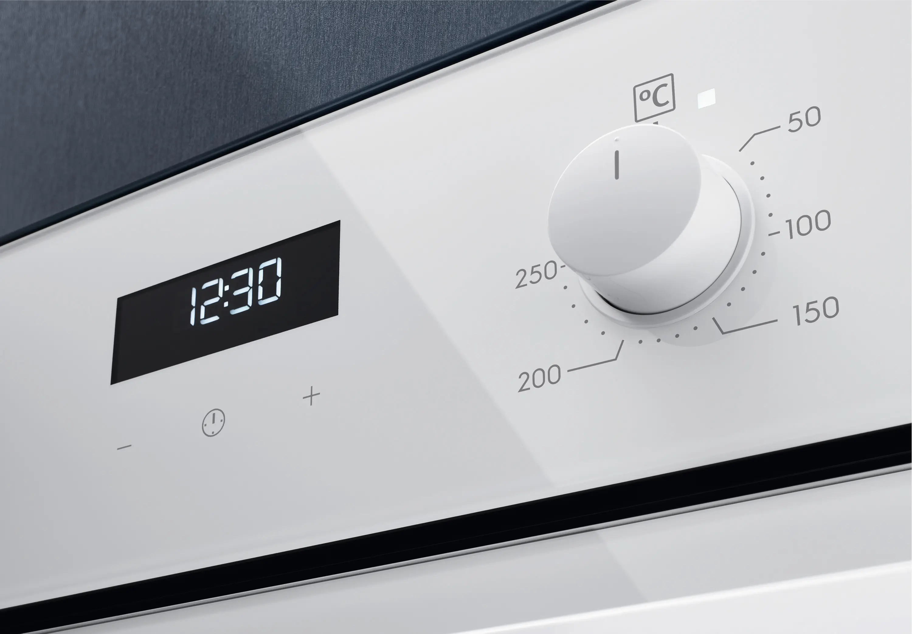 Piekarnik elektryczny Electrolux 600 SurroundCook EOF5F50BV Termoobieg Biały