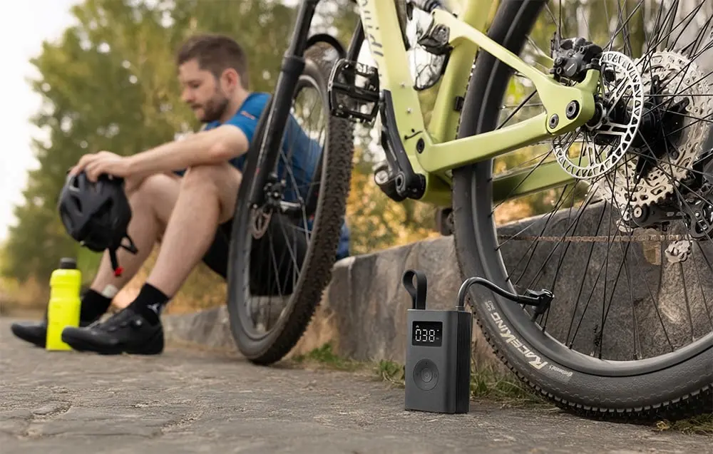 Kompresor samochodowy Hoto QWCQA001 Pompka elektryczna 10.3 bar, 150 PSI, 2000mAh