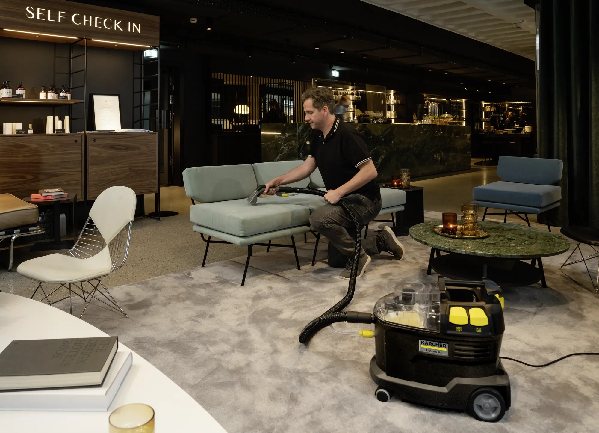 Odkurzacz Karcher Puzzi 8/1 Anniversary Edition 1.100-248.0 1200W Ssawka do prania tapicerki Dysza ręczna z funkcją spryskiwania