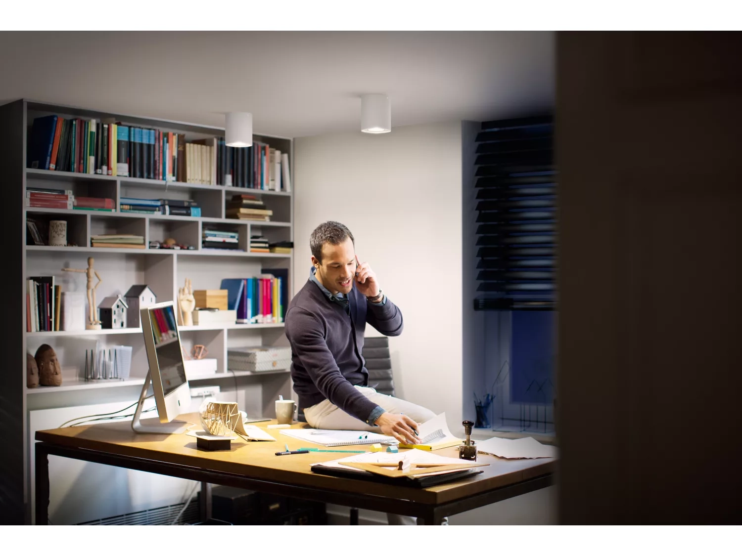 Oświetlenie punktowe Philips Hue White Ambiance Pillar - moduł przedłużający Biały