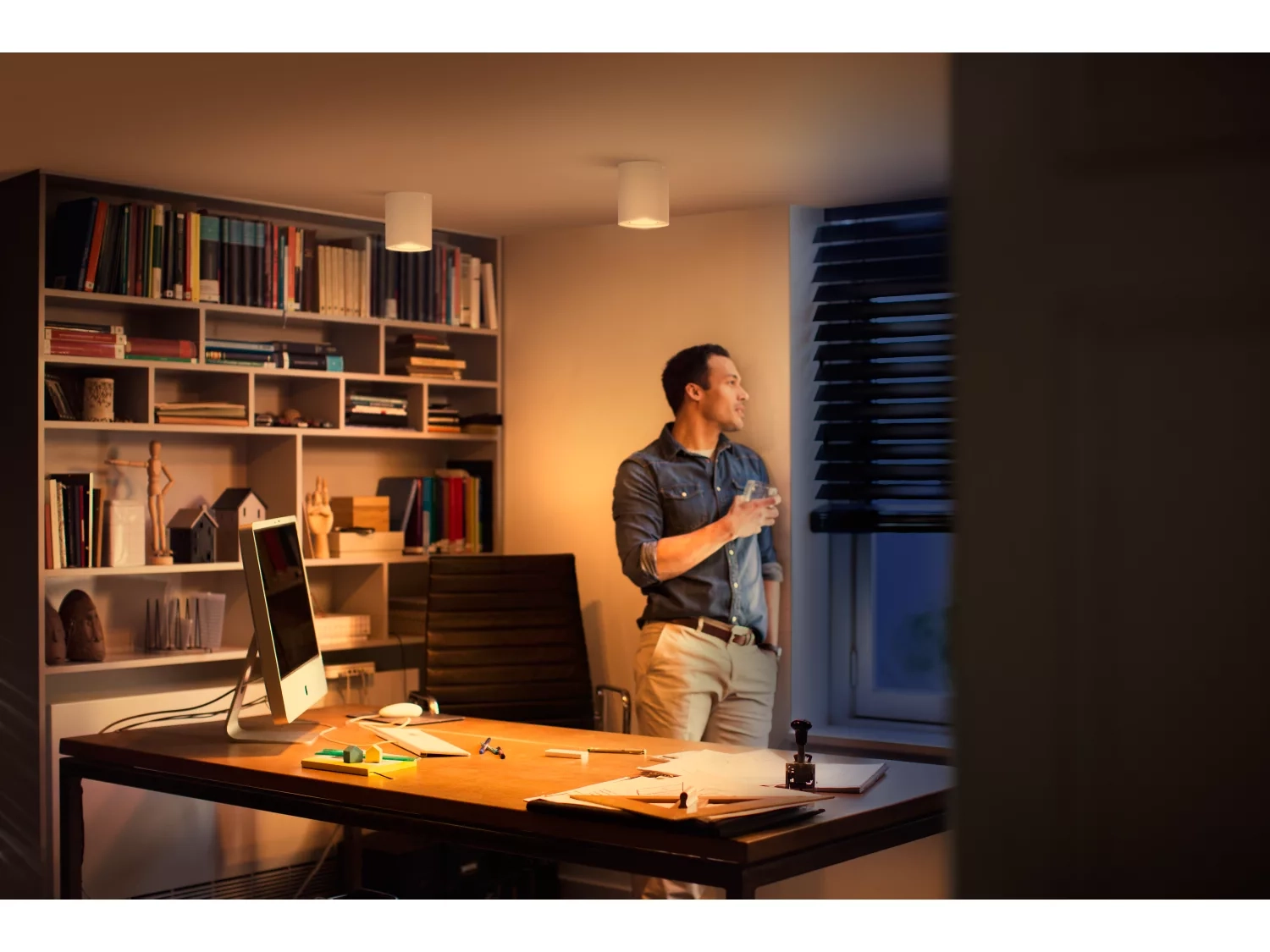 Oświetlenie punktowe Philips Hue White Ambiance Pillar - moduł przedłużający Biały