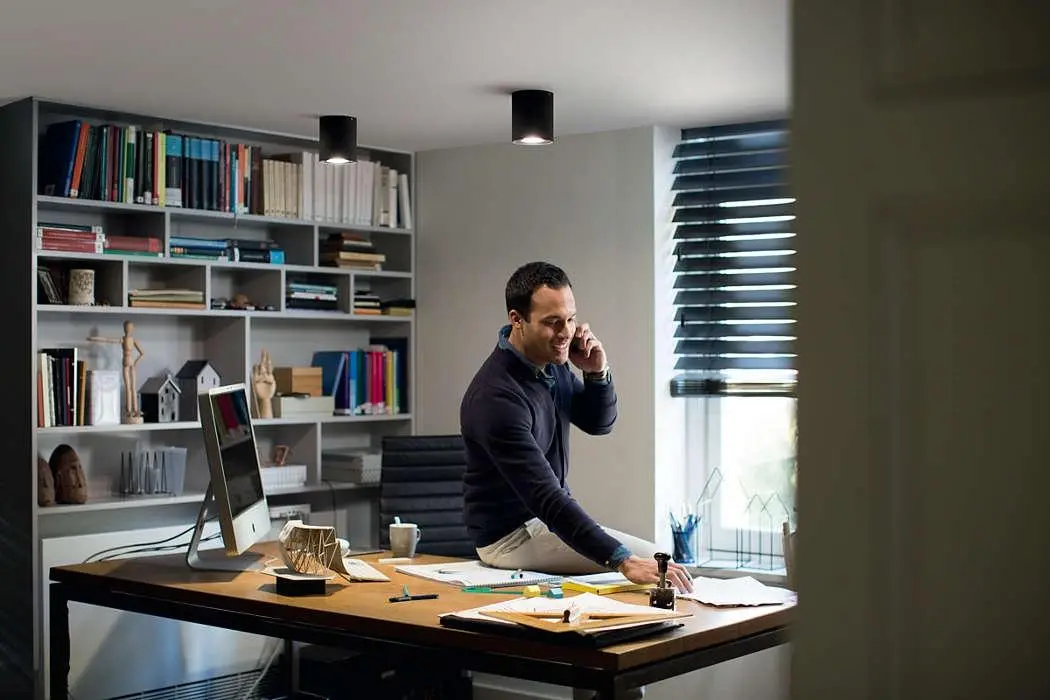 Oświetlenie punktowe Philips Hue White Ambiance Pillar Biały