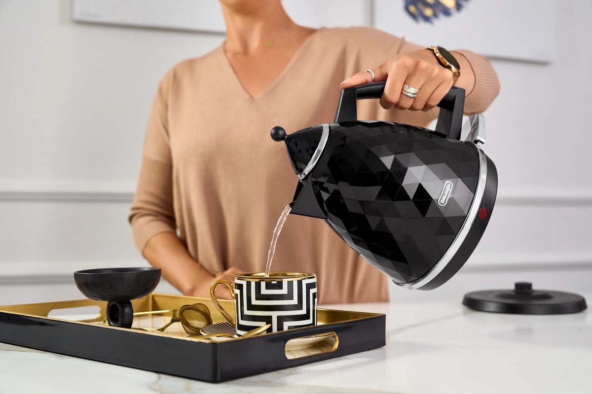 De'Longhi Brillante KBJ 2001.W Bollitore Elettrico Con Base Girevole 360°, Filtro Anticalcare E Custodia Cavo