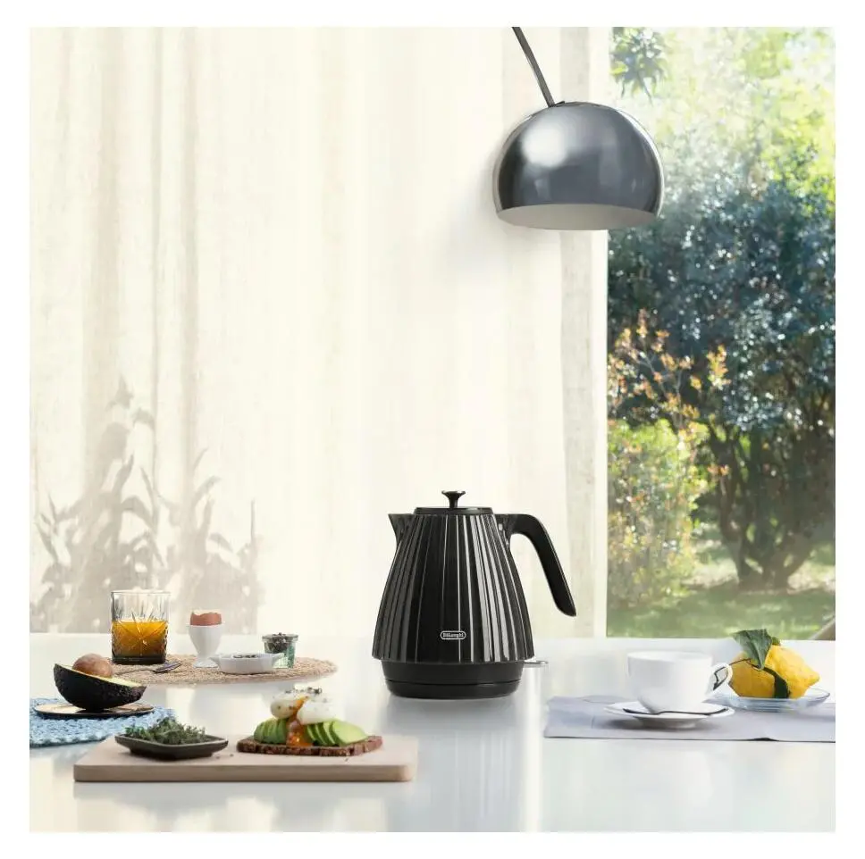 Czajnik DeLonghi KBD2001.BK 1,7l 2000W