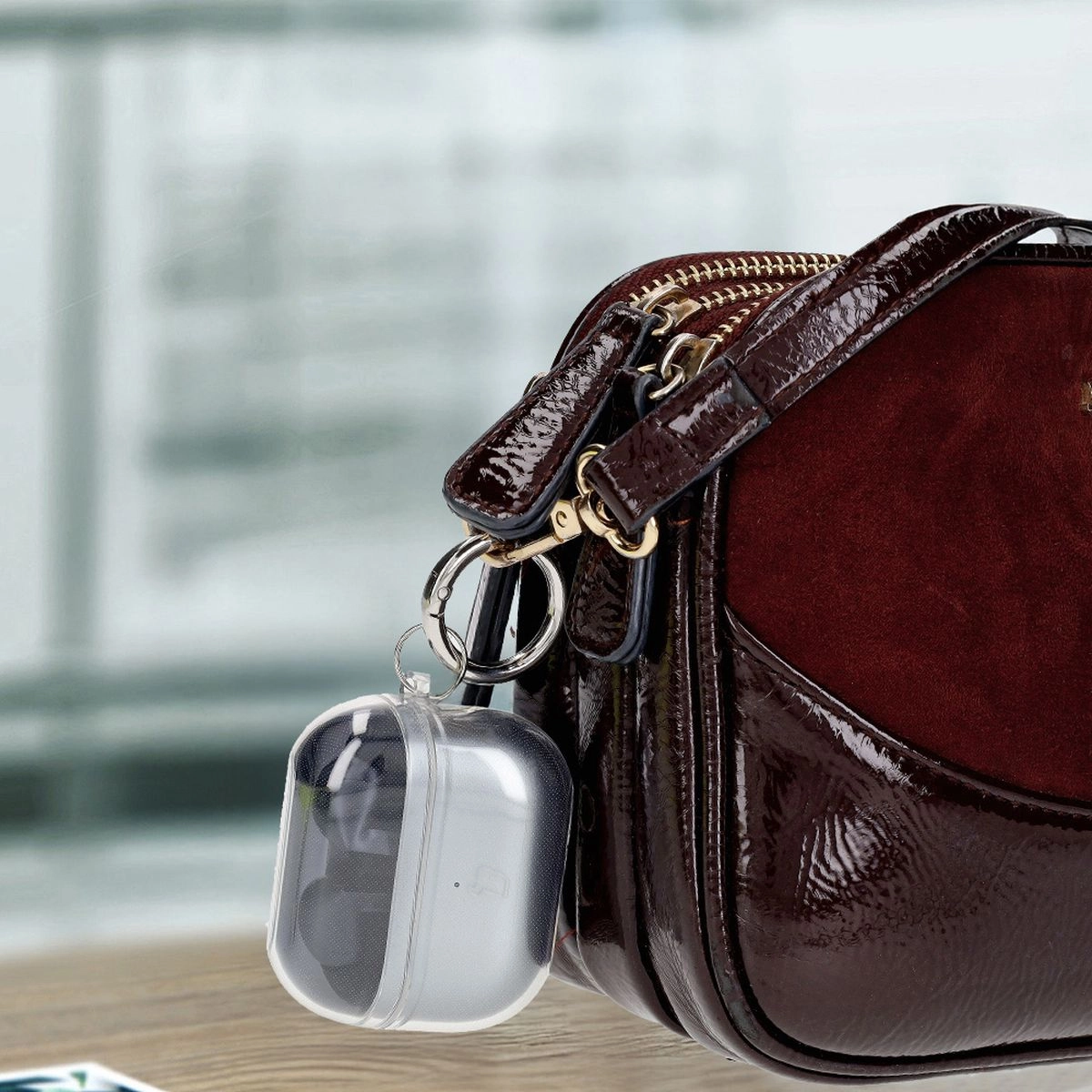 Etui na słuchawki Bizon Elastyczne z karabińczykiem do Samsung Galaxy Buds 3/3 Pro Przezroczysty