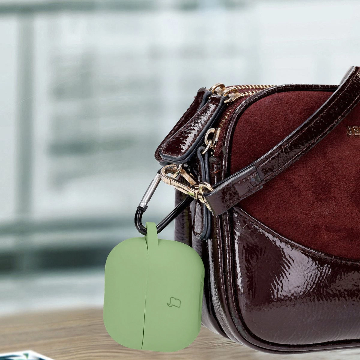 Etui na słuchawki Bizon Silikonowe z karabińczykiem do Samsung Galaxy Buds 3/3 Pro Jasnozielony