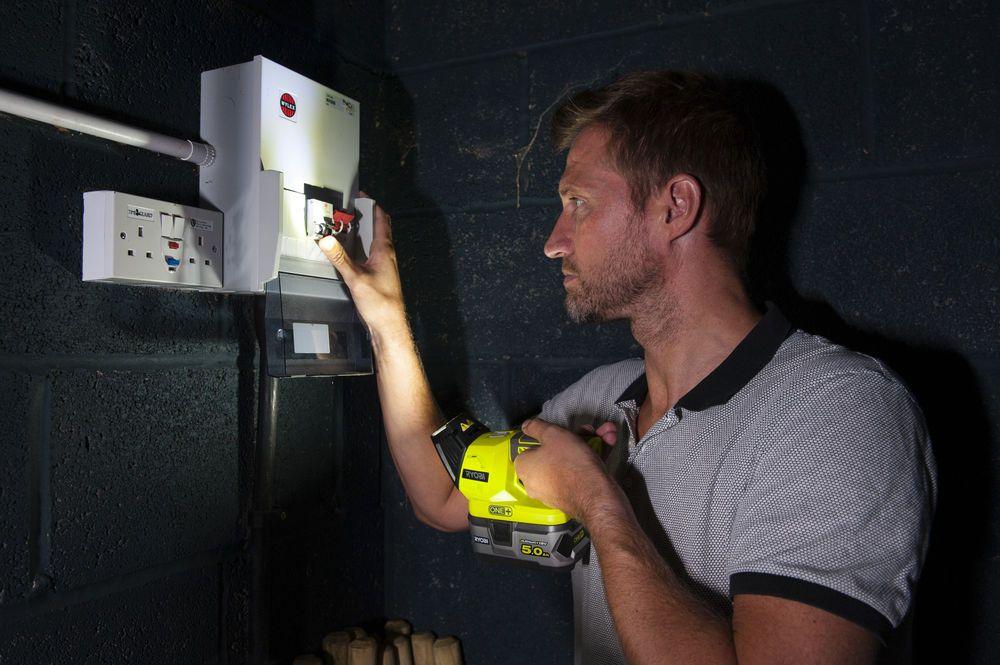 Latarka Ryobi R18T-0(bez akumulatora i ładowarki)
