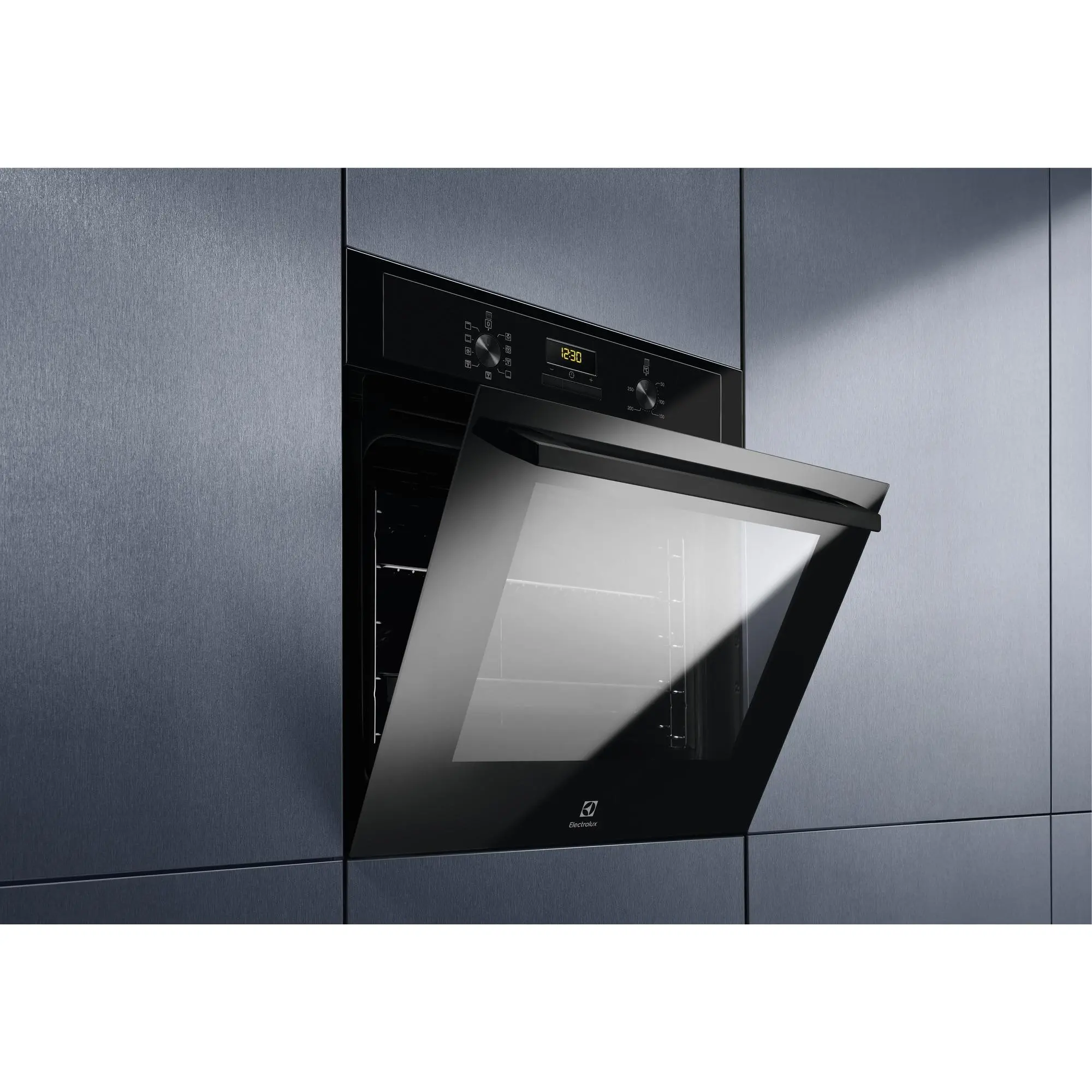 Piekarnik elektryczny Electrolux 600 SurroundCook EOF3H50BK Termoobieg Czarny