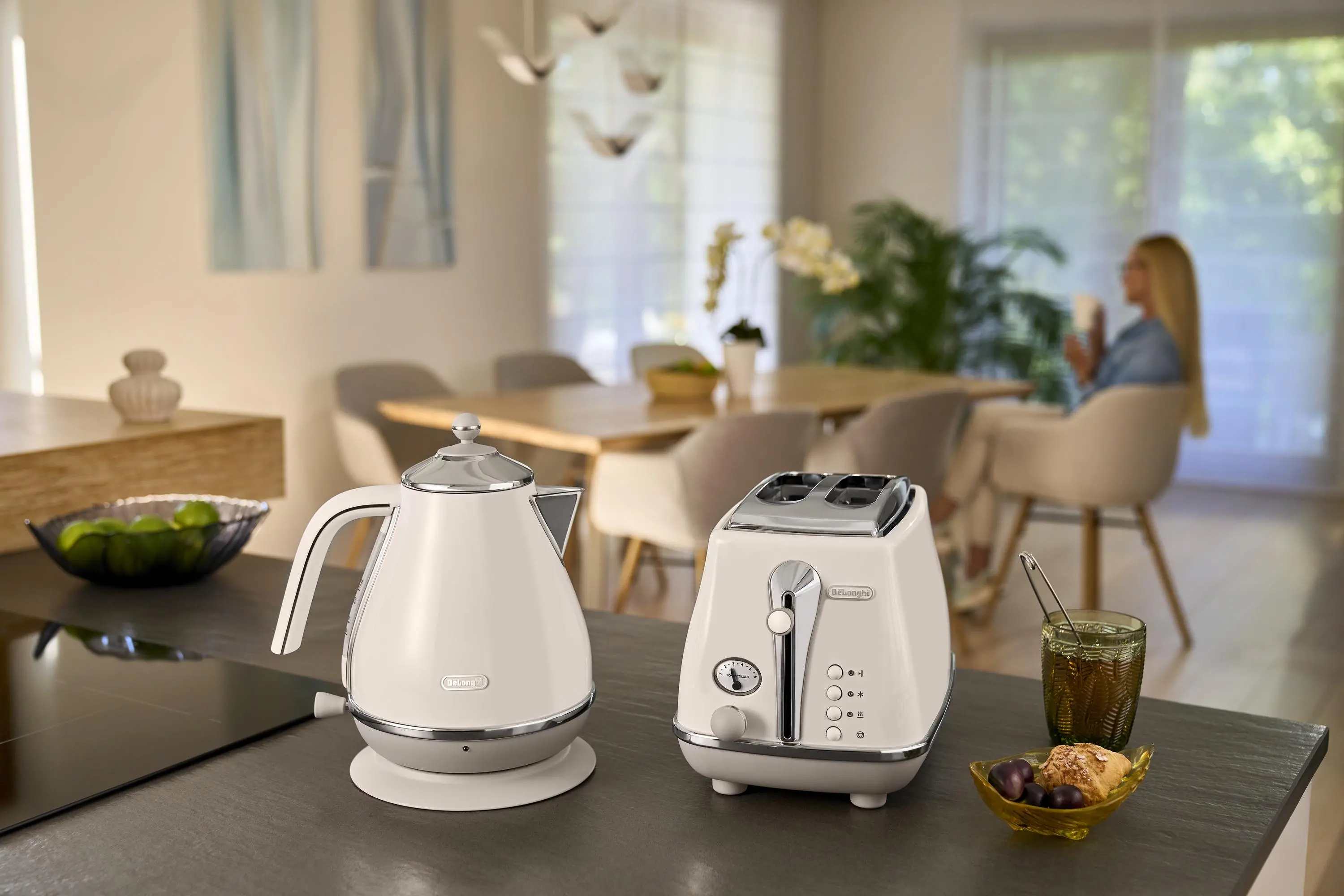 Czajnik DeLonghi Icona Capitals KBOC2001.W 1,7l 2000W