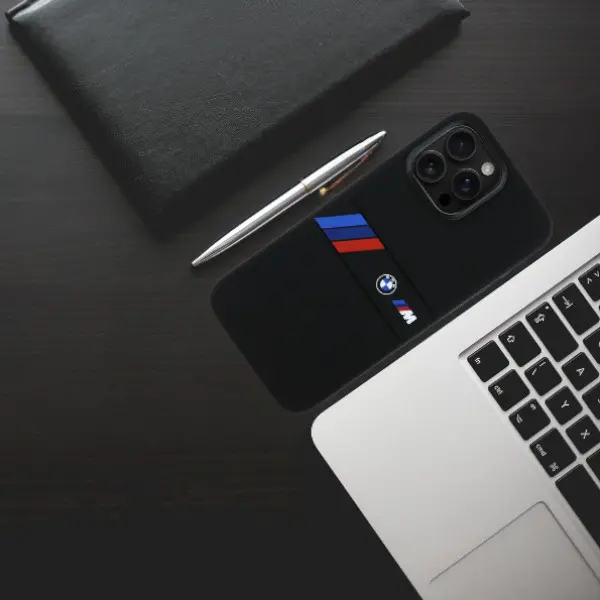Etui BMW Silicone Middle Stripe MagSafe do iPhone 16 Pro Max Czarny