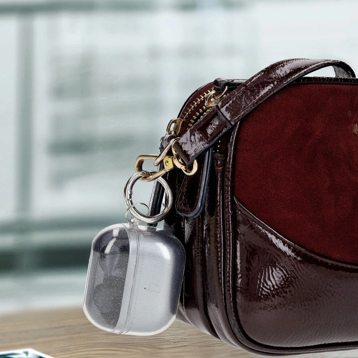 Etui na słuchawki Bizon Elastyczne z karabińczykiem do Samsung Galaxy Buds 3/3 Pro Przezroczysto-brokatowy