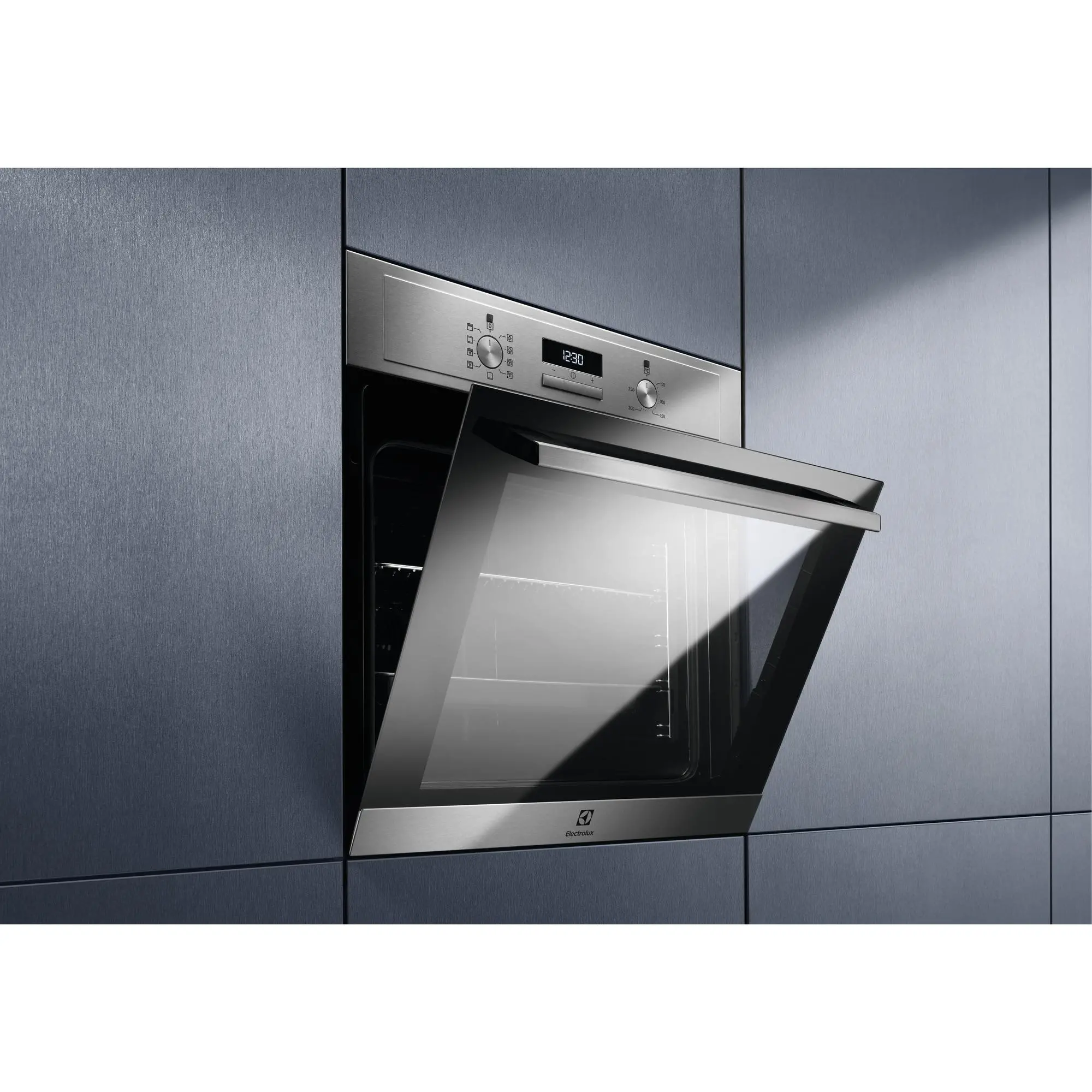 Piekarnik elektryczny Electrolux 600 SurroundCook EOF3H40X Termoobieg Czarno-stalowy