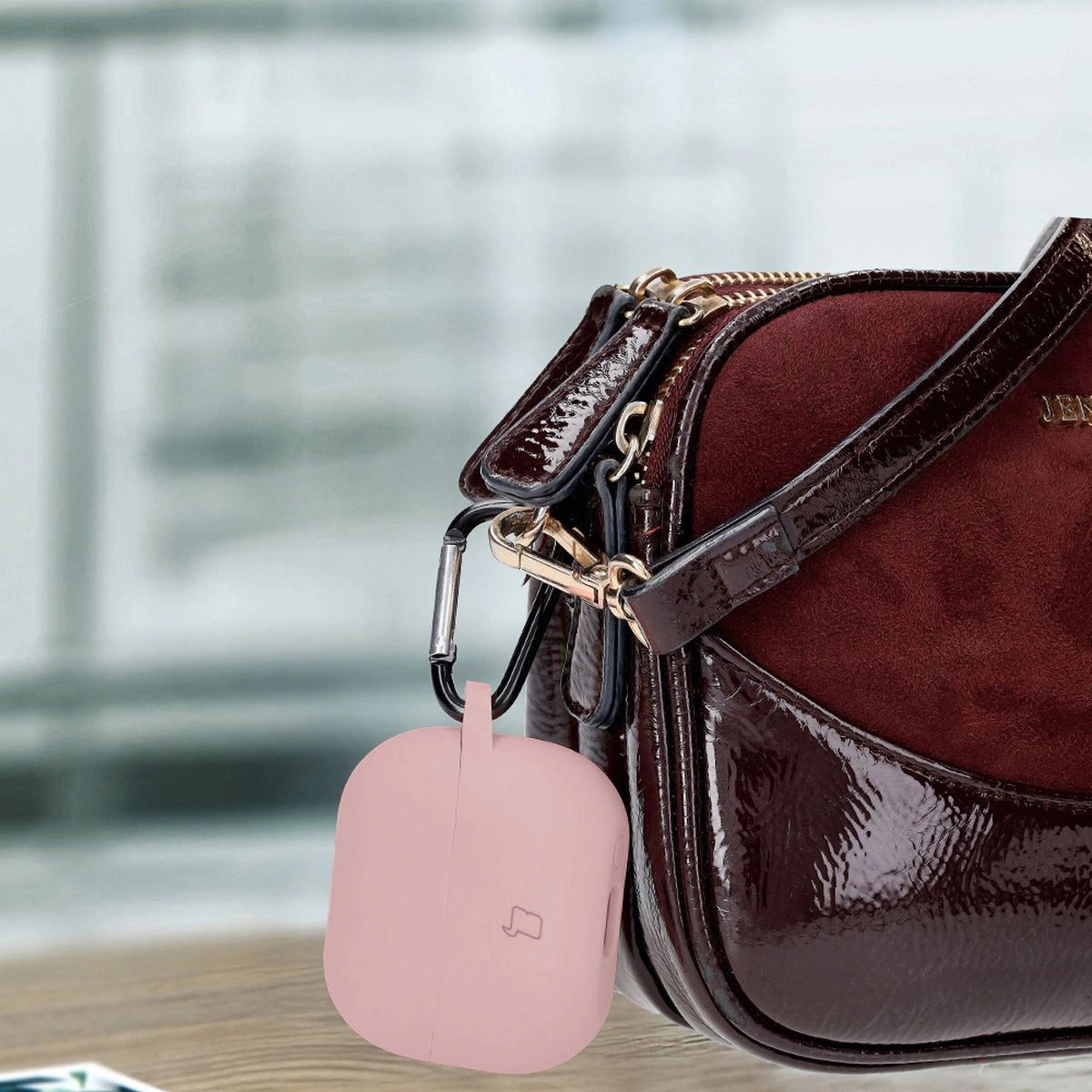 Etui na słuchawki Bizon Silikonowe z karabińczykiem do Samsung Galaxy Buds 3/3 Pro Jasnoróżowy