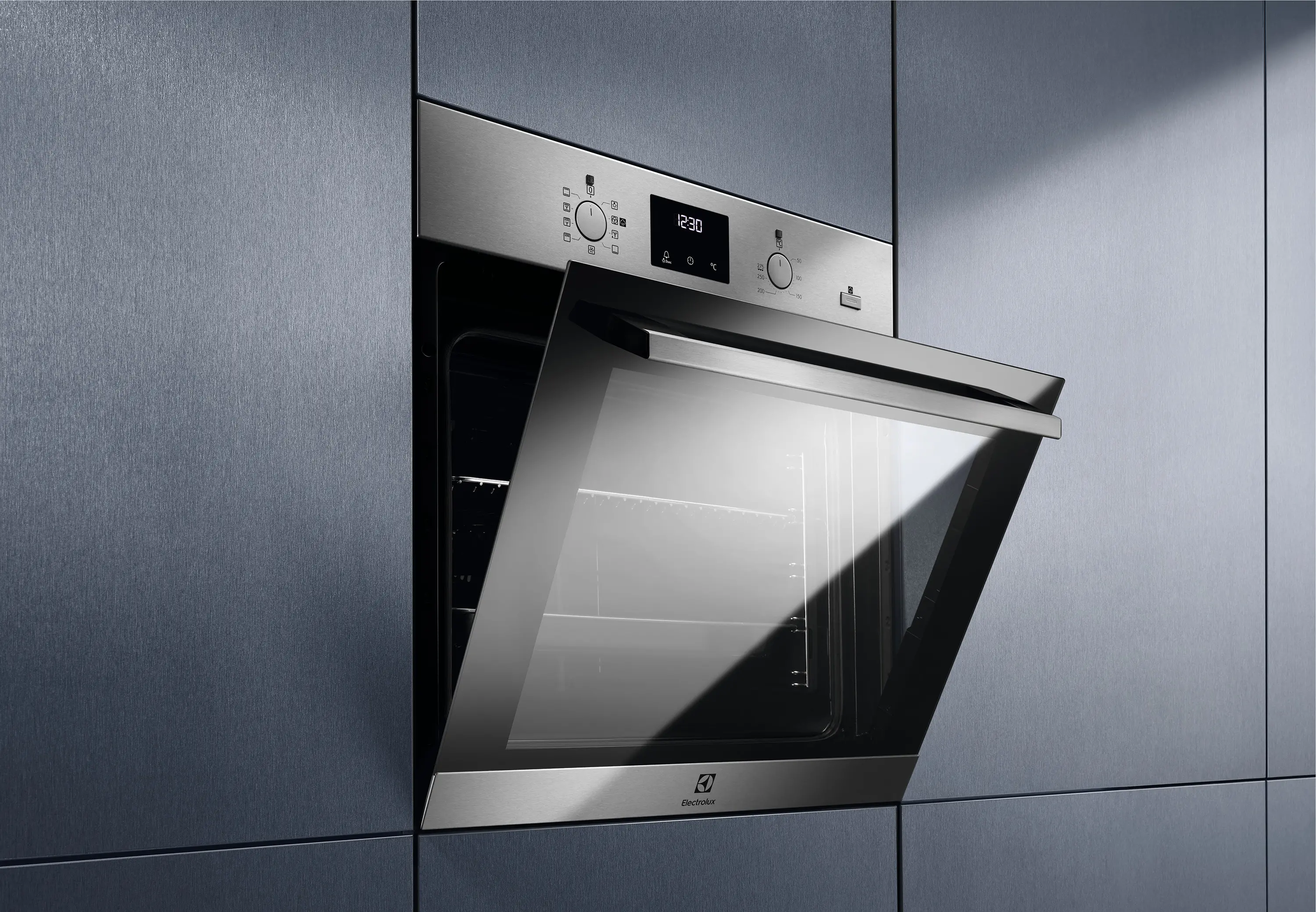 Piekarnik elektryczny parowy Electrolux 600 SteamBake EOD3F50TX Termoobieg Czarno-stalowy