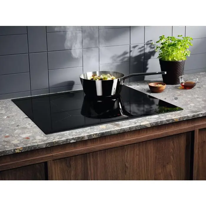 Płyta indukcyjna Electrolux 300 Slim-fit EIT61443B 59cm
