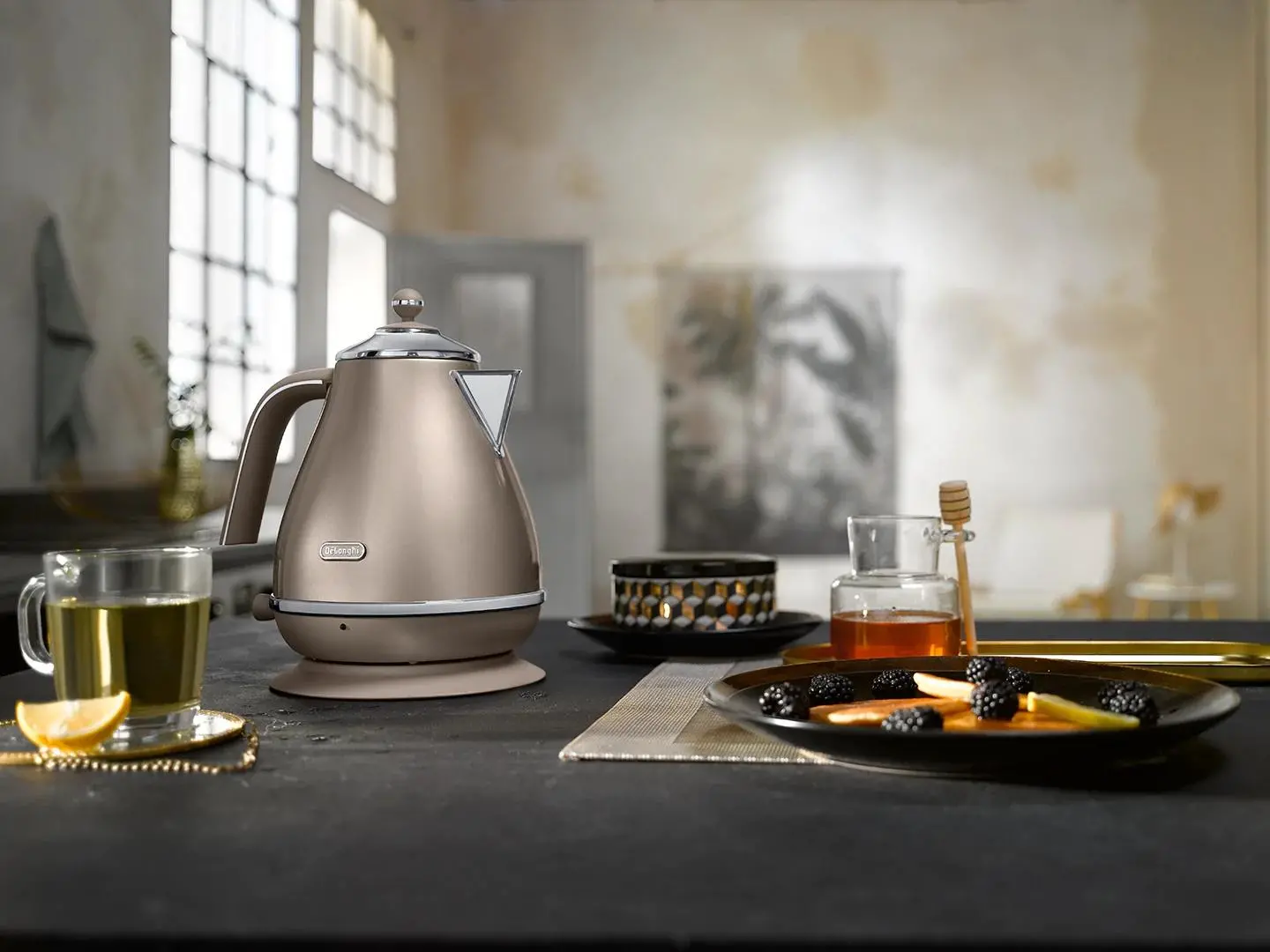 Czajnik DeLonghi Icona Metallics KBOT2001.BG 1,7l 2000W