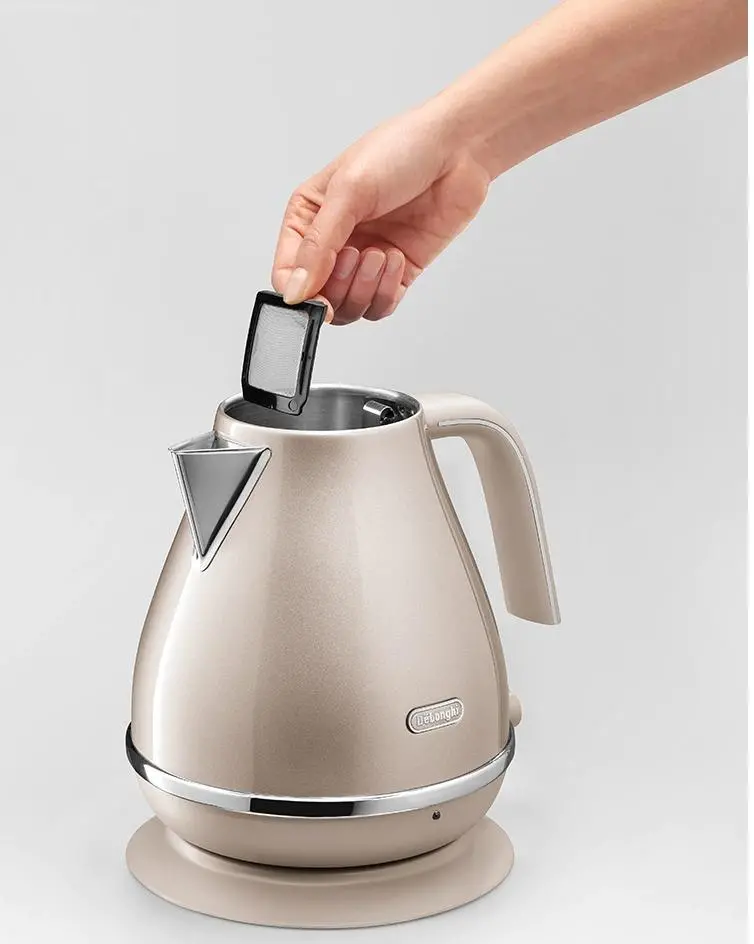 Czajnik DeLonghi Icona Metallics KBOT2001.BG 1,7l 2000W