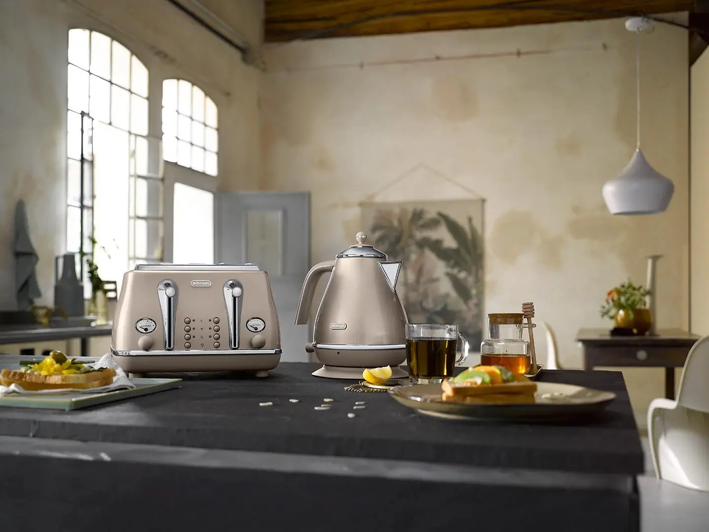 Czajnik DeLonghi Icona Metallics KBOT2001.BG 1,7l 2000W