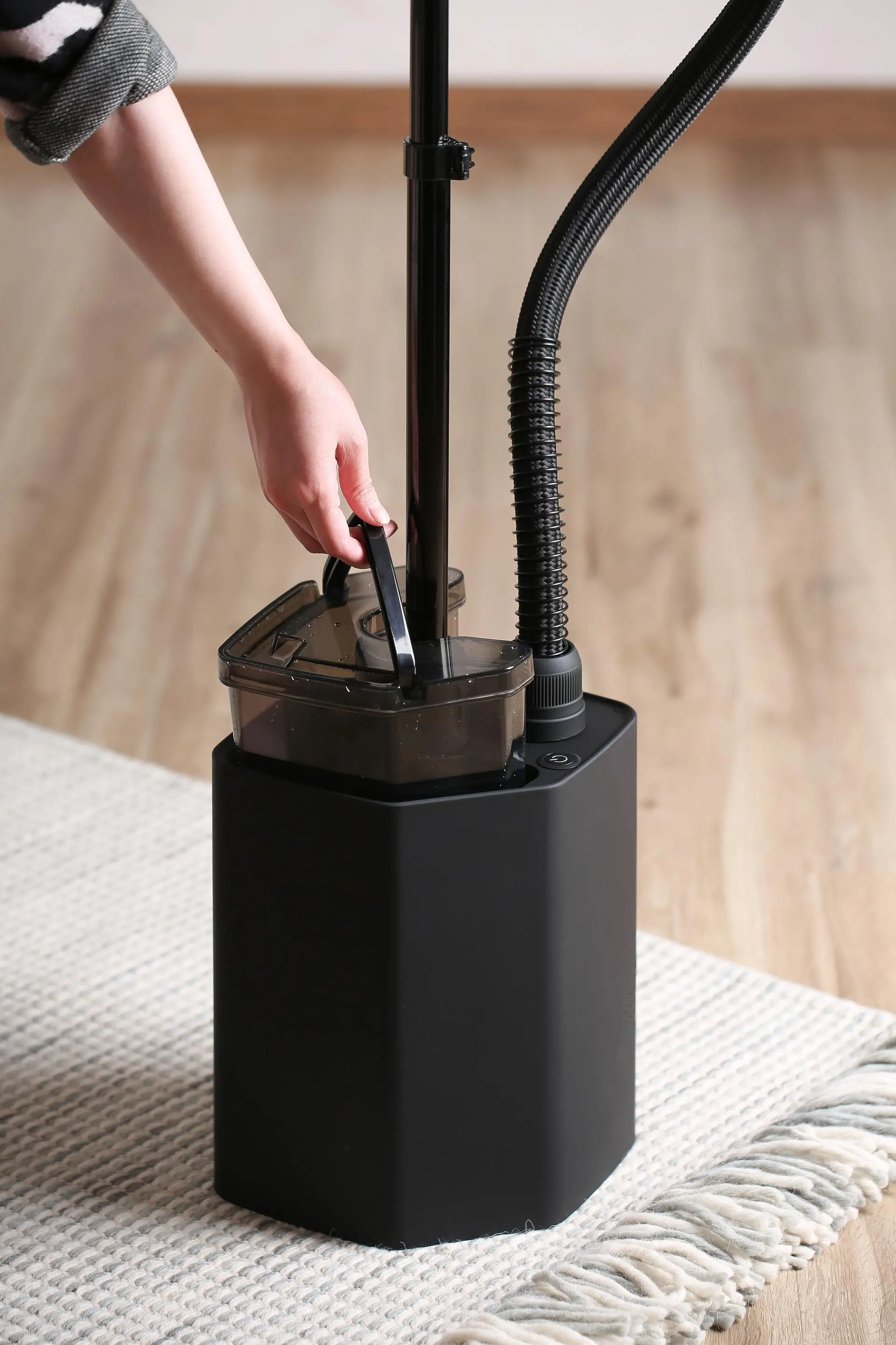 Parownica do ubrań SteamOne EUHG100B 1800W 40g/min