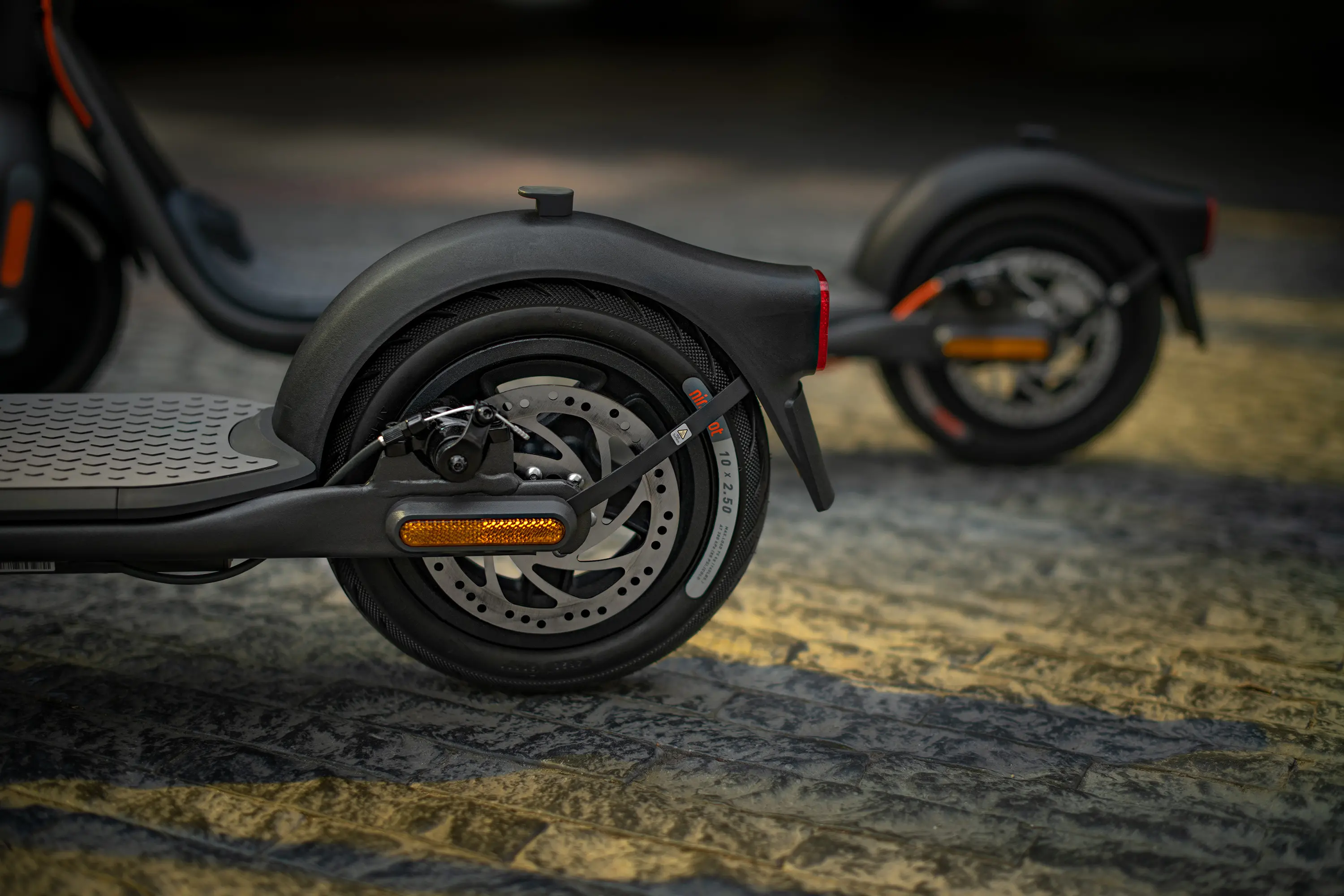 Hulajnoga elektryczna Segway F20D 250W 20km 10" Czarny