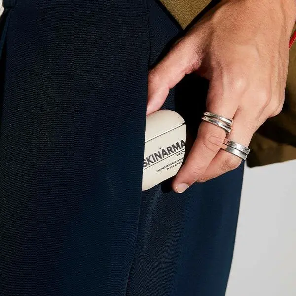 Etui na słuchawki Skinarma Spunk do AirPods Pro 2 Kość słoniowa