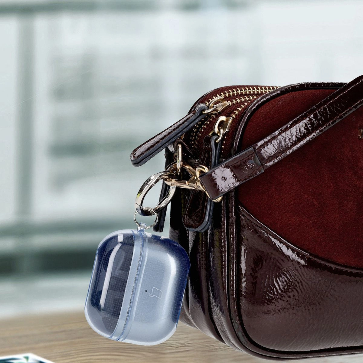 Etui na słuchawki Bizon Elastyczne z karabińczykiem do Samsung Galaxy Buds 3/3 Pro Przezroczysto-niebieski