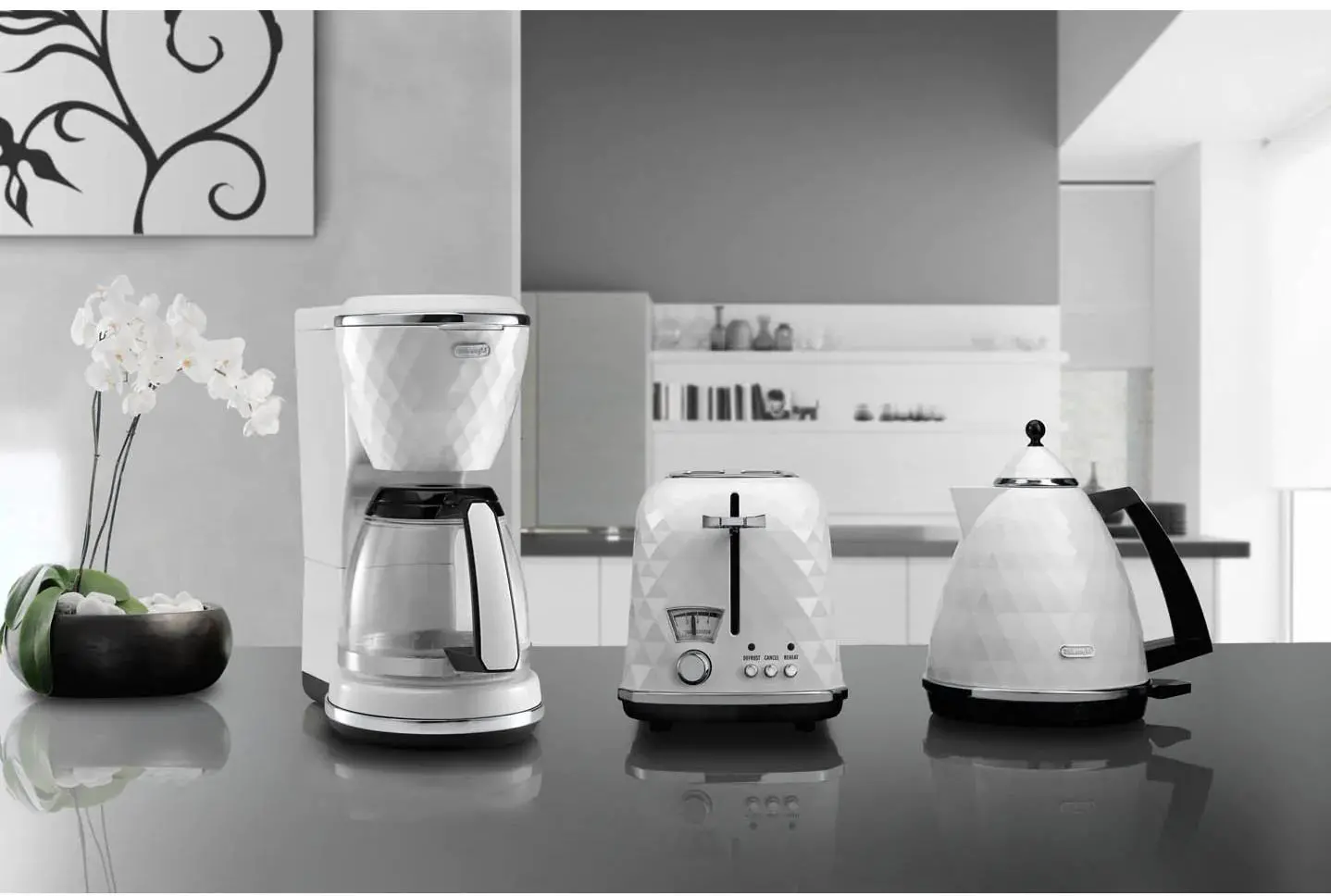 Czajnik DeLonghi Brillante KBJ 2001.W 1,7l 2000W