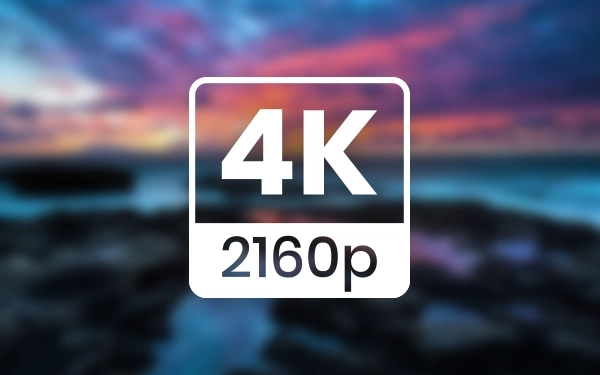 Логотип 4K 2160p у білій рамці на тлі розмитого пейзажу із заходом сонця у відтінках рожевого, фіолетового та синього