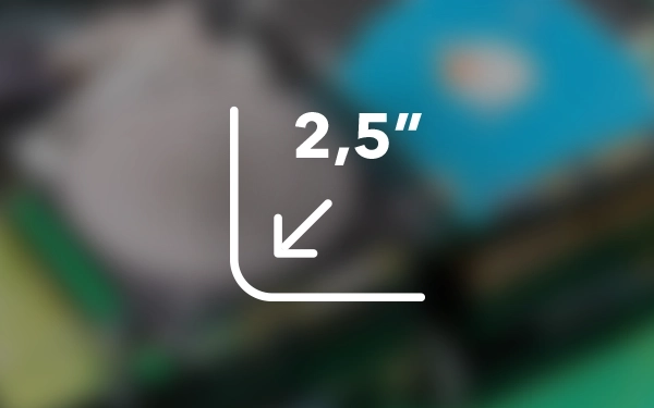 Ikona z oznaczeniem 2,5 cala przedstawiająca format dysku zewnętrznego HDD (Hard Disk Drive) na rozmytym tle podzespołów.