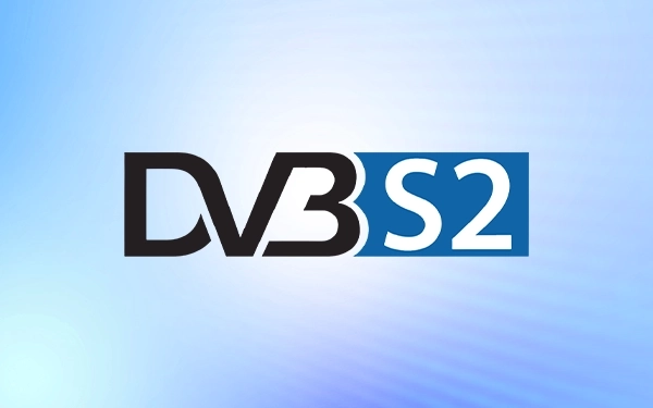 Логотип DVB-S2 (цифрове відеомовлення – супутникове – другого покоління) чорно-синього кольору на світлому фоні
