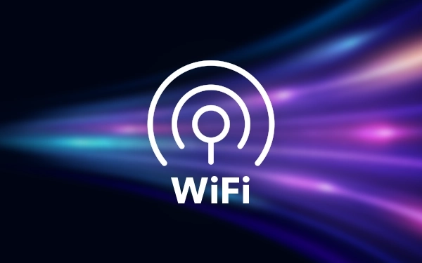 Белый логотип Wi-Fi со словом WiFi на фоне фиолетовых и синих оттенков, символизирующих беспроводной сигнал.