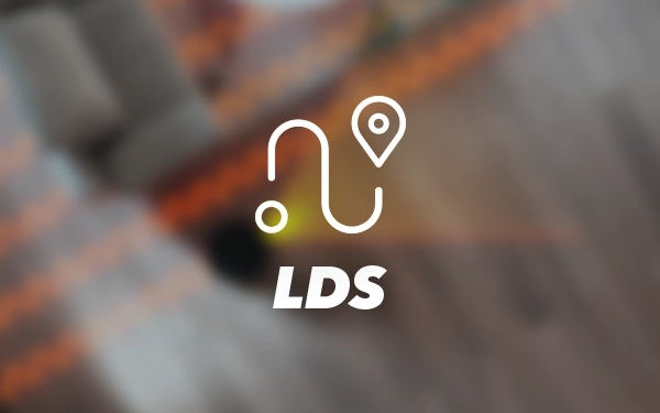 Значок LDS (лазерний датчик відстані) із символом відображення маршруту на розмитому фоні підлоги, що вказує на лазерну навігацію робота
