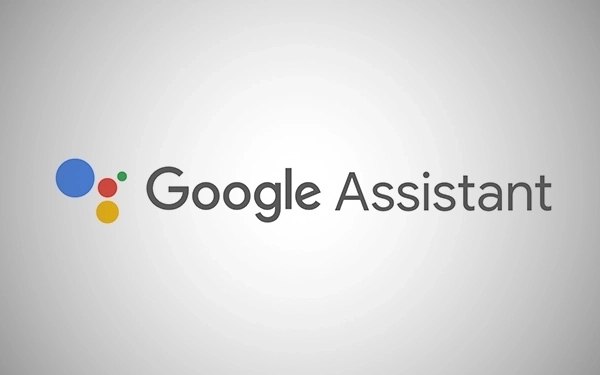 Логотип Google Ассистента с цветными точками рядом с текстом на сером фоне.