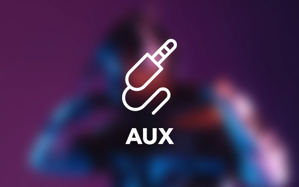 Значок AUX (дополнительный вход) с изображением аудиоразъема на размытом цветном фоне.