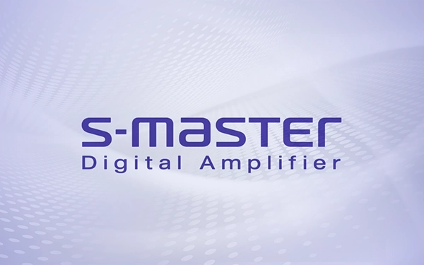 Логотип цифрового підсилювача S-Master на фоні з фіолетовим візерунком у крапках
