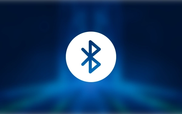 Білий логотип Bluetooth на синьому фоні з ледь помітним світловим ефектом