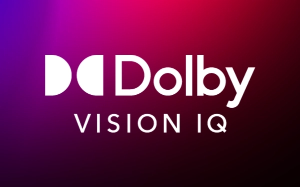Логотип Dolby Vision IQ на фіолетово-червоному фоні