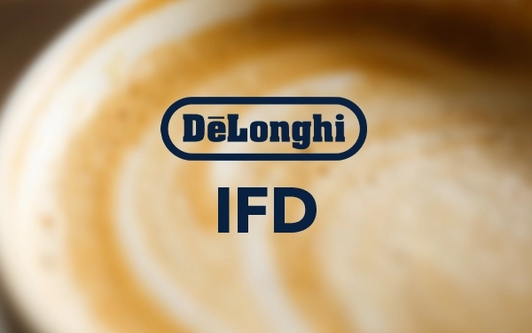 Крупный план логотипа DeLonghi и надписи IFD (Instant Froth Dispenser) на фоне вспененного молока.